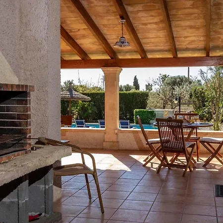 בית נופש Charming 3 Bedroomn With Pool In By Renthousing *