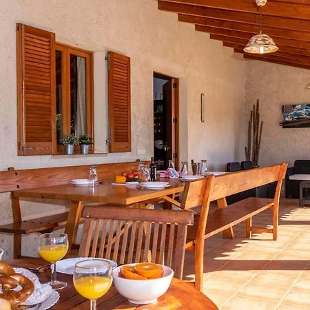 Holiday home Charming 3 Bedroomn With Pool In By Renthousing