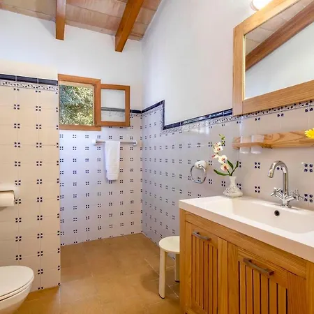 Dom wakacyjny Charming 3 Bedroomn With Pool In By Renthousing