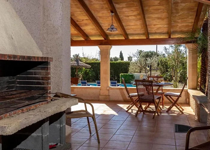 Dom wakacyjny Charming 3 Bedroomn With Pool In By Renthousing *