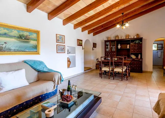 Dom wakacyjny Charming 3 Bedroomn With Pool In By Renthousing *