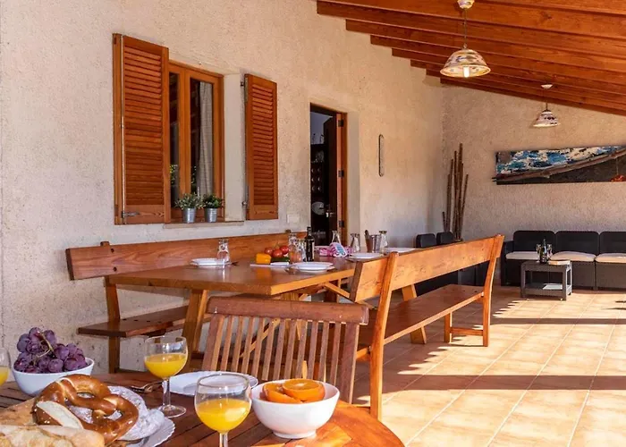 Dom wakacyjny Charming 3 Bedroomn With Pool In By Renthousing