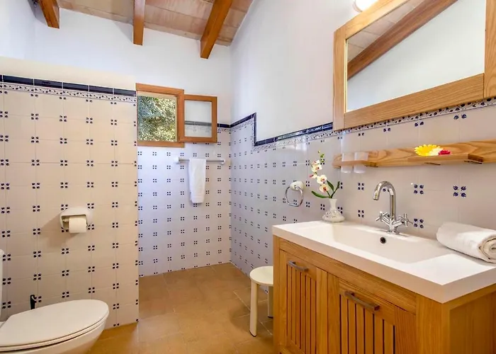 Dom wakacyjny Charming 3 Bedroomn With Pool In By Renthousing